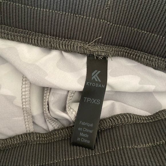 NEW Kyodan Active Camo workout capris Size XS - Picture 2 of 7